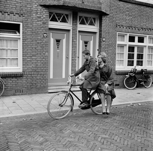 125504 Afbeelding van een fietser met een passagier in de Boomstraat te Utrecht.N.B. De personen op de fiets zijn ...
